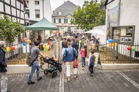 Blick auf den Eingang mit Gästen des fests