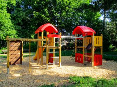 Das neue Spielgerät mit Rutsche und Klettermöglichkeiten