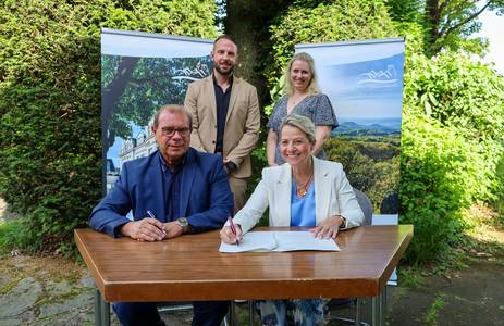 Vertreter der PROVA Unternehmensberatung GmbH zusammen mit Bürgermeisterin Heike Jüngling und Geschäftsbereichsleiterin Schule und Sport Helga Büchner