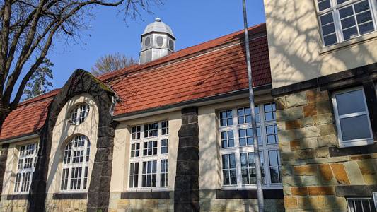 Fensterfront der Turnhalle