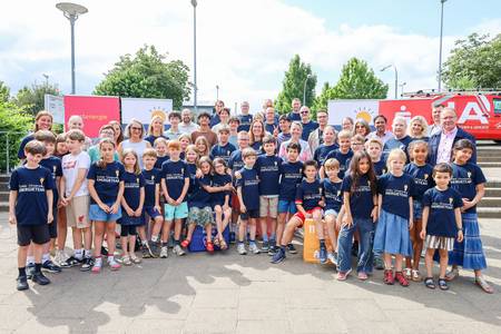 Die Schülerinnen und Schüler und weitere Akteure von "Schlau unterwegs"