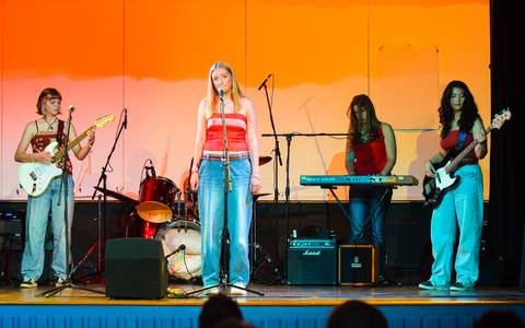 Die Band der Anthony Gell School © Anthony Gell School Mehrere Jugendliche auf der Bühne