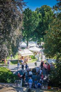 Der Kunsthandwerkermarkt © Stadt Königswinter Blick von oben auf den Markt