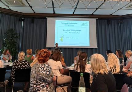 Bürgermeisterin Heike Jüngling spricht beim 1. Netzwerktreffen Kinderschutz © Stadt Königswinter Bürgermeisterin Heike Jüngling spricht beim 1. Netzwerktreffen Kinderschutz