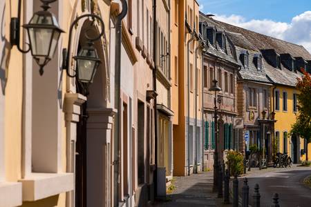 Die Hauptstraße in der Altstadt ist für den Busverkehr nicht geeignet © ON-Photgraphy - stock.adobe.com Häuserschlucht in der Altstadt von Königswinter