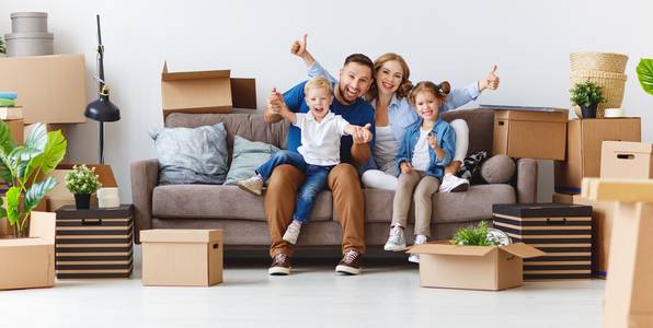 Familie in neuem Haus auf Couch