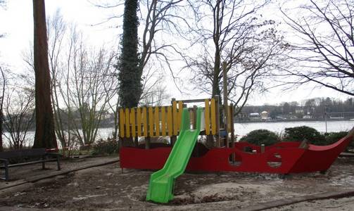 Das Spielschiff ist nach dem Hochwasser beschädigt