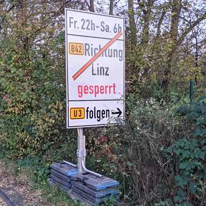 Hinweisschild zur Sperrung der B42