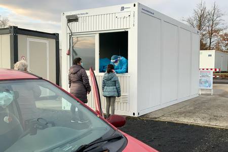 Das Drive-In-Testzentrum in Oberpleis testet ab sofort wieder auf das Coronavirus.