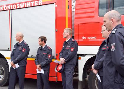 Die Einsatzkräfte Oberfeuerwehrmann Mario Euskirchen, Unterbrandmeister Matthias Jung, Hauptfeuerwehrmann Andreas Schmitz, Hauptbrandmeister Martin Leischner und die Stadtbrandinspektoren Heiko Basten (nicht im Bild) sowie Torsten Weiler