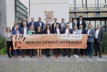 Bürgermeisterinnen und Bürgermeister bzw. deren Vertetungen, Landrat, Kreisdirektorin, Regierungspräsident, Kreisgleichstellungsbeauftragte vor der Orangefar-bigen Bank am Kreishaus