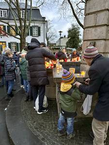 Mahnwache am Marktplatz mit Aufstellen von Gedenkkerzen