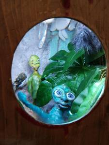 Kleine Monster in einem Diorama