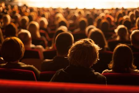 BesucherInnen im Theater