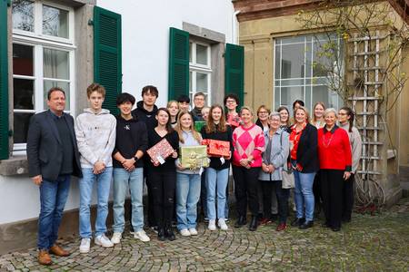 Königswinterer Vereine und Schulkinder überreichen zahlreiche Spenden und Geschenke für die diesjährige Wunschbaumaktion.