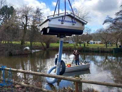 Das Aggregat wird mit einem Kran in den Weiher eingesetzt