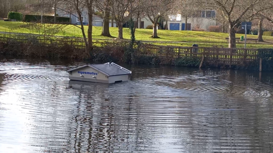 Die solarbetriebene Anlage im Weiher