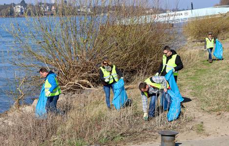 Das Team sammelt auch am Rhein Plastik und Unrat ein
