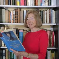 Sigrid vorBücherwand