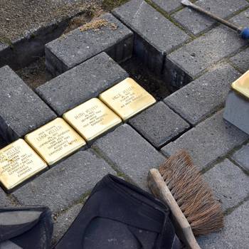 Vier der fünf Stolpersteine sind verlegt.
