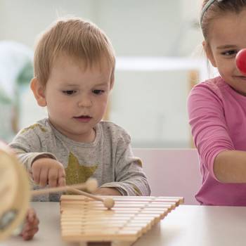 Kleinkinder musizieren