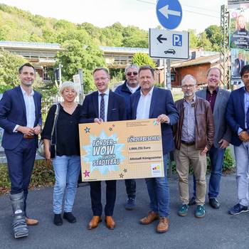 Staatssekretär Daniel Sieveke überreichte den Zuwendungsbescheid an die Stadt Königswinter © Stadt Königswinter f rderbescheidkw gruppenbild quer