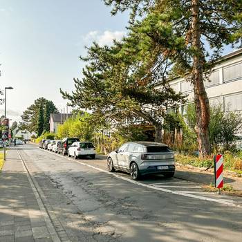 Blick auf die Friedenstraße und die Schule