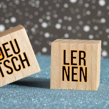 Symbolbild, Würfel mit Aufdruck: Deutsch Lernen