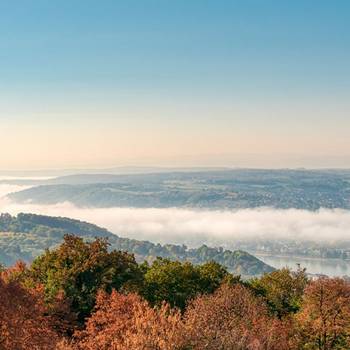 Blick auf das herbstliche Siebengebirge © kathomenden - stock.adobe.com Das Siebengebirge, der Drachenfels mit Nebel und Wolken