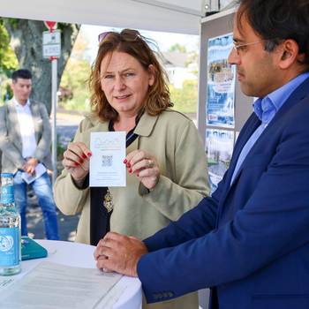 Vorstellung des "Aktionsprogramm Fahrradmobilität" durch die Mobilitätsmanagerin und den Techn. Beigeordneten Rheinradweg3BA AktionsprogrammAufkleber