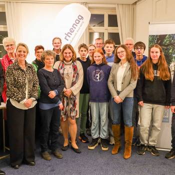 Die Preisträgerinnen und Preisträger des diesjährigen STADTRADELN werden ausgezeichnet © Stadt Königswinter/Pressestelle Gruppenbild mit den Beteiligten und Sponsoren