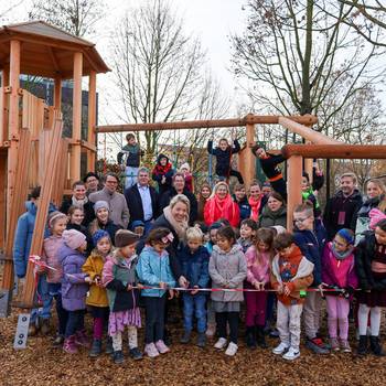 Die Kinder des Beteiligungsprojektes eröffnen offiziell den Spielplatz © Stadt Königswinter/Pressestelle Kinder des Beteiligungsprojektes zusammen mit den städtischen Mitarbeitenden am Spielgerät