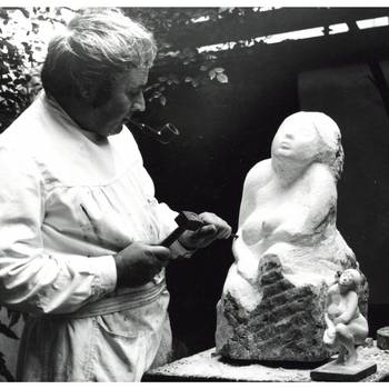 Ernemann Sander (1925–2020) bei der Arbeit an der Marmorskulptur „Sonnenschein“, 1972. © Foto: F. Pfau Ernemann Sander (1925–2020) bei der Arbeit an der Marmorskulptur „Sonnenschein“, 1972.