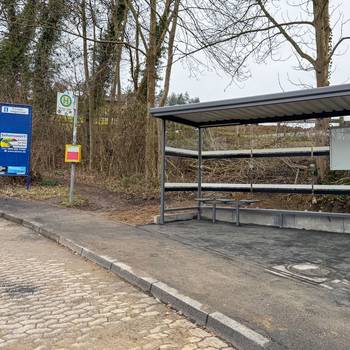 Das Wartehäuschen, im Vordergrund die Straße