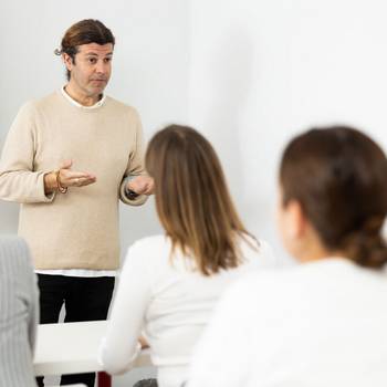 Lernen in der Gruppe © JackF - stock.adobe.com Erwachsene in einem Schulungsraum