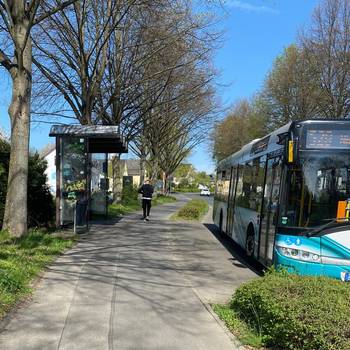 Die Bushaltestelle am Freizeitzentrum in Oberpleis wird barrierefrei umgebaut. © Stadt Königswinter Weg zur Bushaltestelle, Bild mit Wartehäuschen und Bus