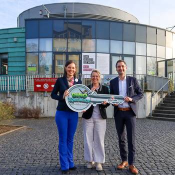 Schlüsselübergabe vor dem Gebäude der neuen Erlebniswelt an der Rheinallee