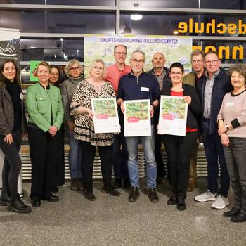 Die Preisträgerinnen und Preisträger zusammen mit Vertretern der Stadtverwaltung und westenergie