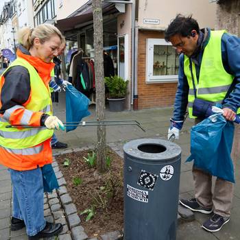 Bürgermeisterin Heike Jüngling und Technischer Beigeordneter Fabiano Pinto bei der Müllsammelaktion