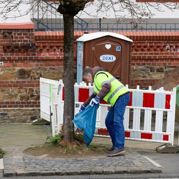 Auch an Sträuchern und Plätzen an der Rheinallee wird Müll gesammelt