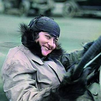 Unbekannte Dame © Foto des Covers (Quelle: Oberholster Venita, Pixabay), rechtefrei, Original schwarzweiß, von Dr. Klug eingefärbt Unbekannte Dame am Steuer eines Autos