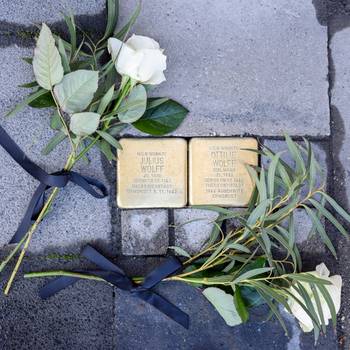 Die beiden Stolpersteine in der Heisterbacher Straße 103 erinnern an das Ehepaar Wolff © Stadt Königswinter Zwei Stolpersteine mit weißen Rosen
