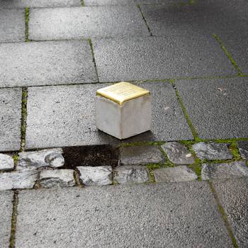 Der Stolperstein vor der Verlegung an der Hauptstraße 380 © Stadt Königswinter Ein einzelner Stolperstein vor der vorbereiteten Verlegestelle