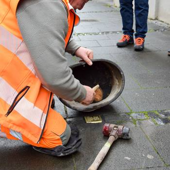 Ein Mitarbeiter des Bauhofs bringt den Stein ins Pflaster ein © Stadt Königswinter Ein Mitarbeiter des Bauhofs bringt den Stein ins Pflaster ein