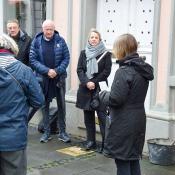 Die Teilnehmenden der Stolpersteinverlegung gedenken der Opfer © Stadt Königswinter Die Teilnehmenden der Stolpersteinverlegung gedenken der Opfer