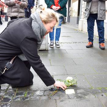 Bürgermeisterin Heike Jüngling kniet vor dem Stolperstein für Irmgard Stefanie Steinhardt in der Hauptstraße 380. © Stadt Königswinter Bürgermeisterin Heike Jüngling kniet vor dem Stolperstein für Irmgard Stefanie Steinhardt in der Hauptstraße 380.