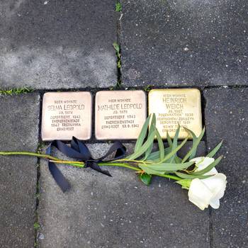 Der Stolperstein für Heinrich Weich an der Grabenstraße 16 © Stadt Königswinter Der Stolperstein für Heinrich Weich an der Grabenstraße 16