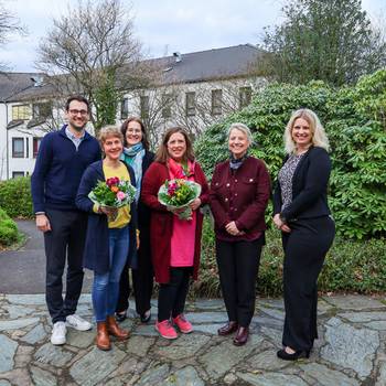 Heide-Marie Bondong (2.v.li) und Katrin Habersaat (4.v.li) wurden von der Stadt Königswinter als neue Schulleiterinnen begrüßt und willkommen geheißen. © Stadt Königswinter/Pressestelle Gruppenbild: Die beiden Schulleiterinnen und Vertreter:innen der Stadt