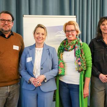 Geschäftsbereichsleiter des städtischen Jugendamtes, Christian Weuthen, Bürgermeisterin Heike Jüngling, Netzwerkkoordinatorin Angela Stang-Schlitt und Annett Volmer vom LVR beim Auftakt des „Netzwerks Kinderschutz“ (v.li.n.re) © Stadt Königswinter/Pressestelle Geschäftsbereichsleiter des städtischen Jugendamtes, Christian Weuthen, Bürgermeisterin Heike Jüngling, Netzwerkkoordinatorin Angela Stang-Schlitt und Annett Volmer vom LVR beim Auftakt des „Netzwerks Kinderschutz“ (v.li.n.re)
