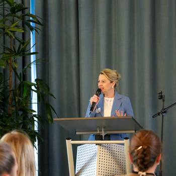 Bürgermeisterin Heike Jüngling unterstrich in ihrem Grußwort die Priorität des Themas für die Stadt © Stadt Königswinter/Pressestelle Bürgermeisterin Heike Jüngling unterstrich in ihrem Grußwort die Priorität des Themas für die Stadt